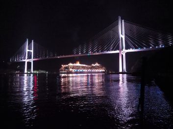 優秀賞『出港を見守る女神大橋』