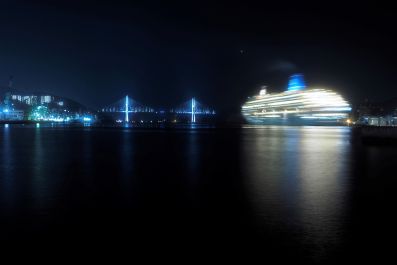 『クルーズ客船出港』