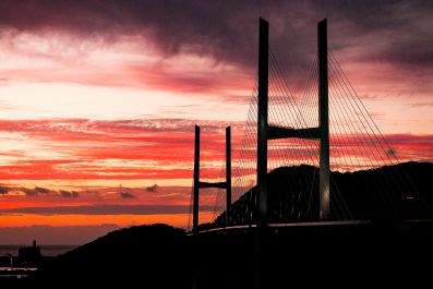 『夕焼けに映る女神大橋』