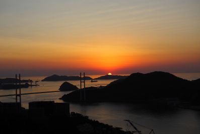 『日没に映る女神大橋』
