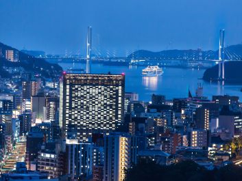 『夕暮れの港町』