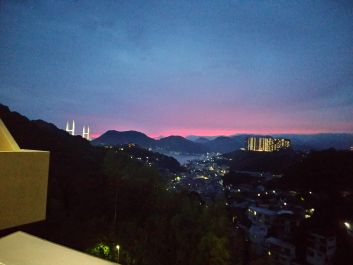 『空のグラデーションと女神大橋』