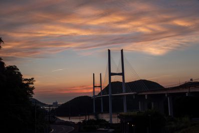 『女神大橋とオレンジに染まるすじ雲』