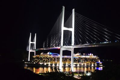 『「良い旅を」と女神大橋』