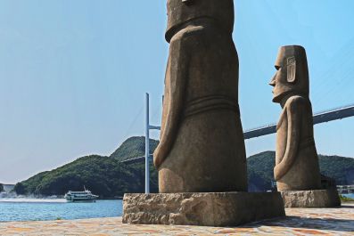 『船を見守る女神とモアイ』