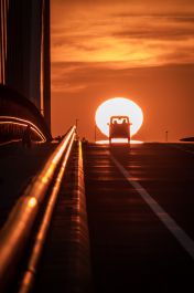 『だるま夕陽あらわる』