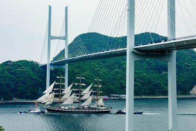 『帆船と大橋』