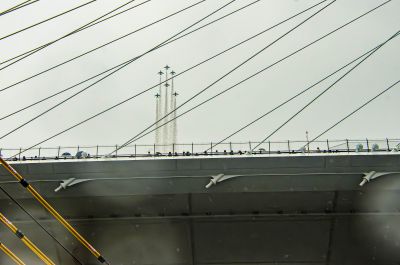 『橋を越えて』