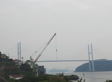 『ジャイアント・カンチレバークレーンと女神大橋』