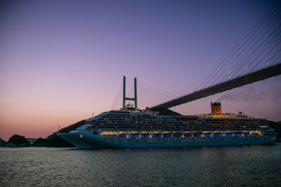 『夕暮れの空と女神大橋』