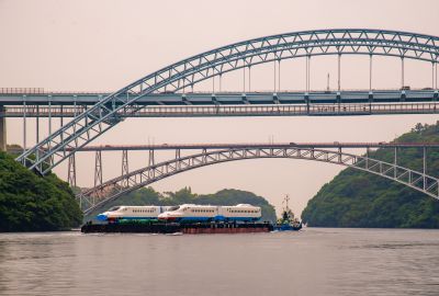 『橋下の海上輸送』