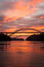 『新しい年と燃ゆる空』