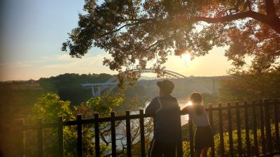 『子供たちと夕日と西海橋』
