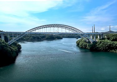 『遺跡をバックに新西海橋』
