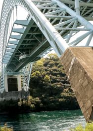 『上に車道下に歩道』