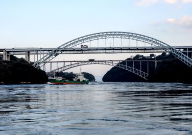 『夕陽を背に新・旧西海橋』